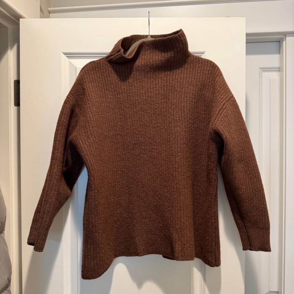 Wilfred Cozy Brown Turtleneck Sweater
